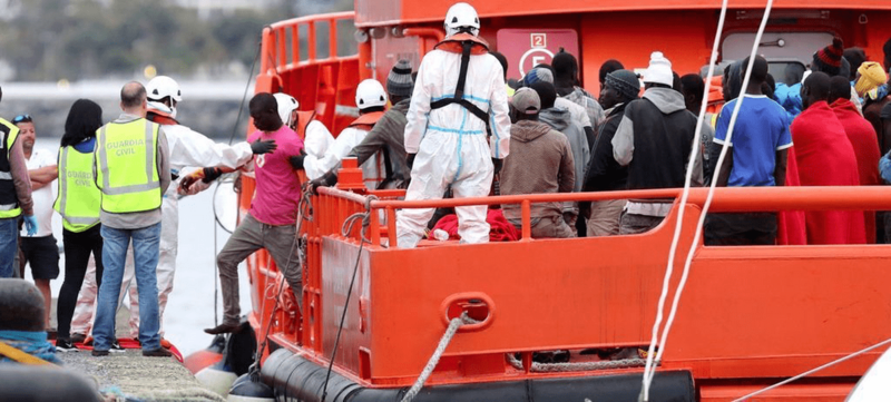 Imagen de archivo de la llegada de inmigrantes en una embarcación de Salvamento Marítimo (Foto TA)